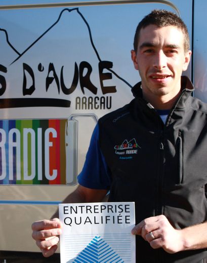 Artisan présentant sa qualification